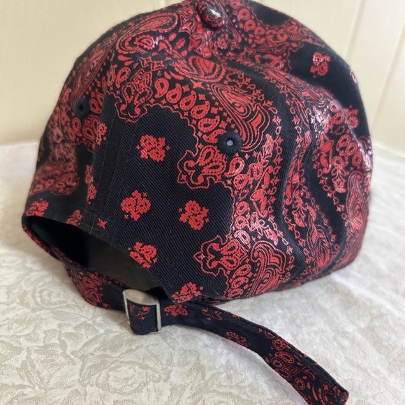 Atlanta Braves MLB Women's New Era Red Black Paisley 9Twenty Adjustable hat cap - Picture 4 of 9